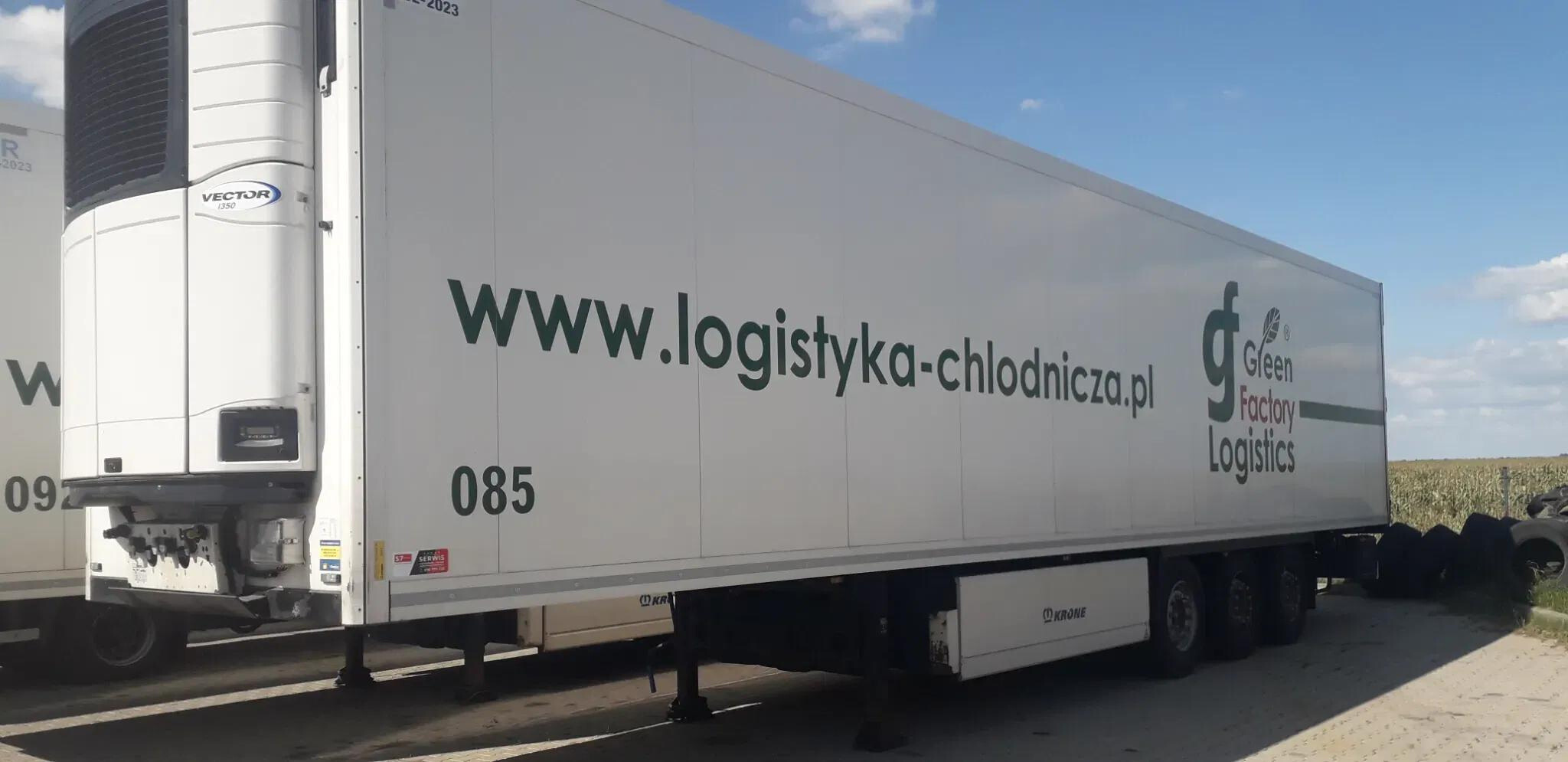 Naczepa chłodnia, widok z boku